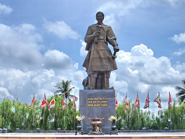Tượng đài Trần Hưng Đạo – Nam Định